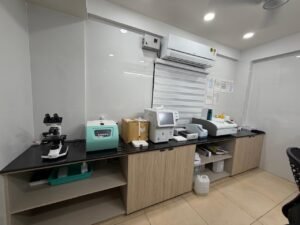 Laboratory equipment including microscope and analyzers
